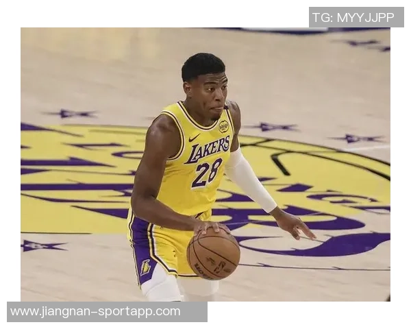 湖人训练热身艾顿与克内克特折返跑展现拼搏精神与团队默契